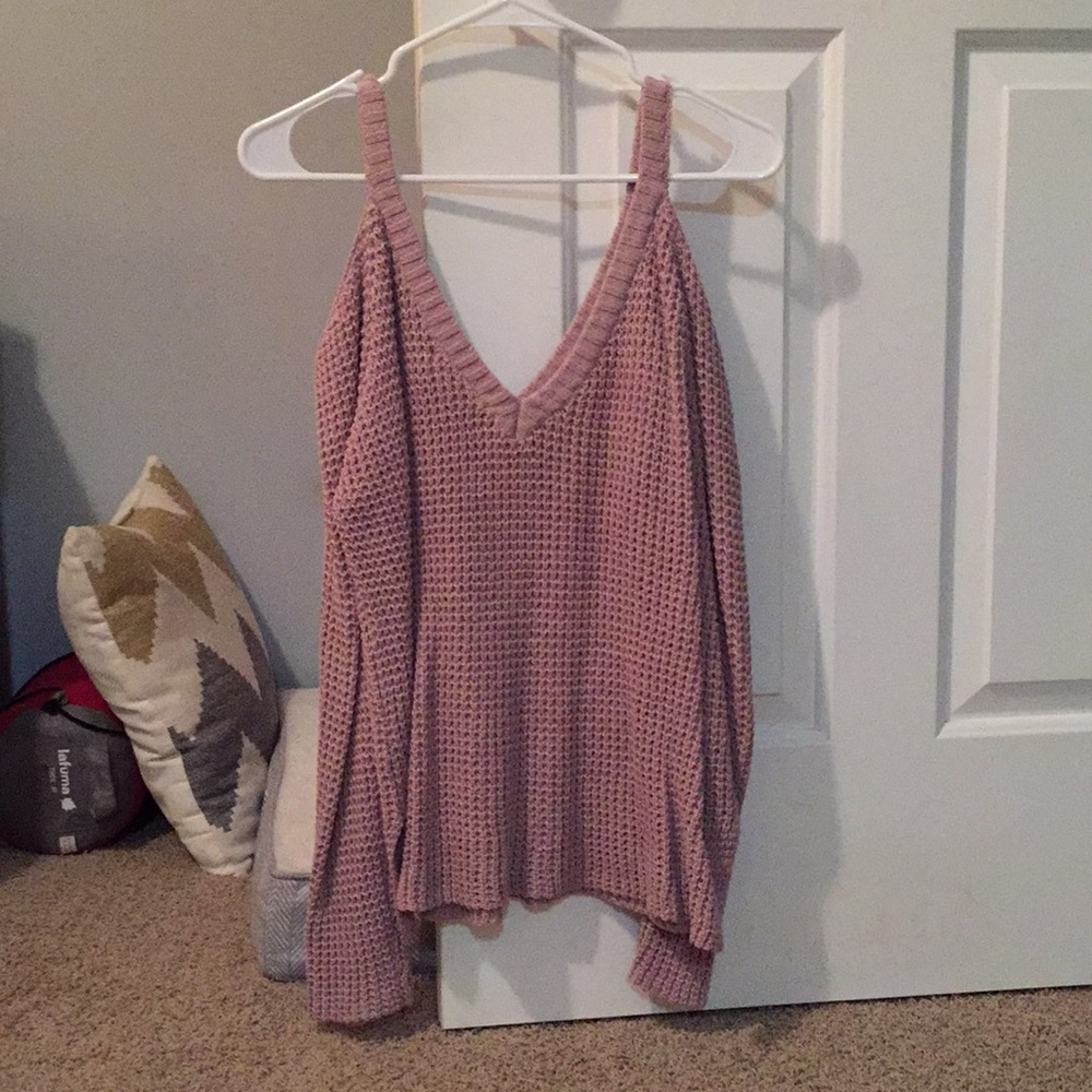“Cold shoulder” v neck sweater, rose pink color
